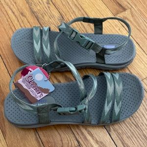 Women’s new in box beach beauty sandals